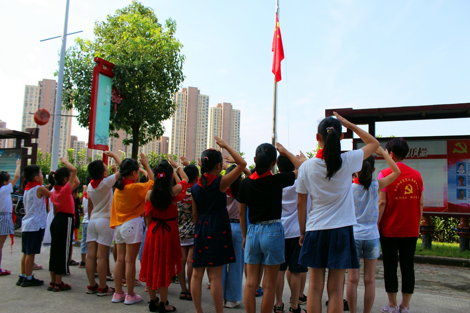 小旗手在完成升旗礼后难掩激动之情:"伴随国歌,紧握旗绳,亲手将国旗