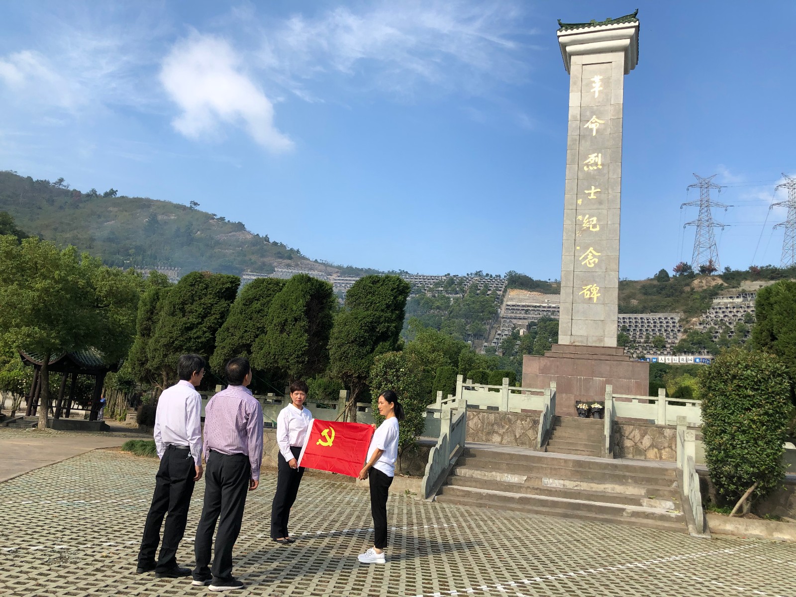 青山巍巍,松柏长青,在庄严肃穆的革命烈士纪念碑前,全体党员向纪念碑