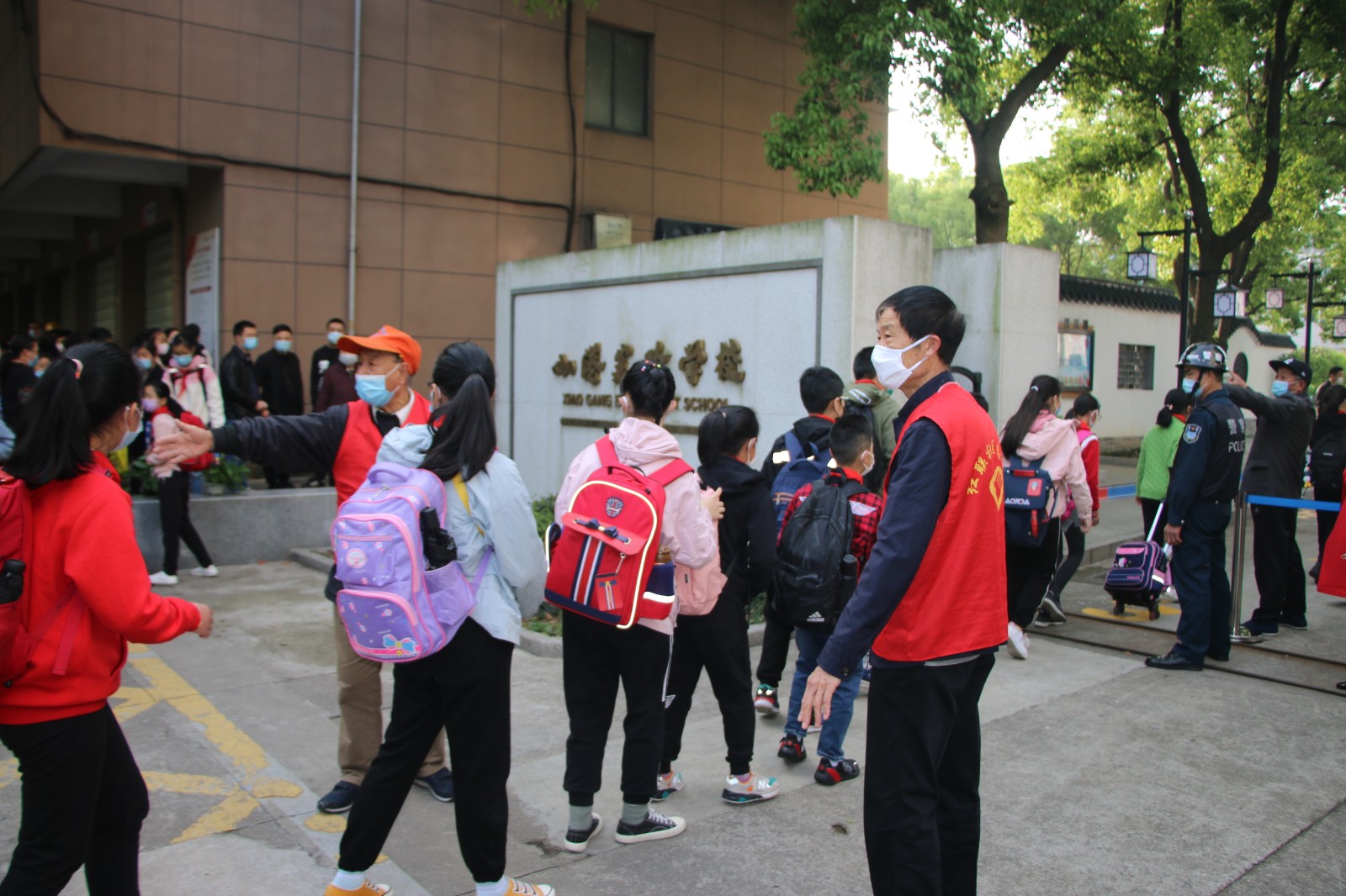 红联社区社区五老志愿者助力小港实验学校学生复学